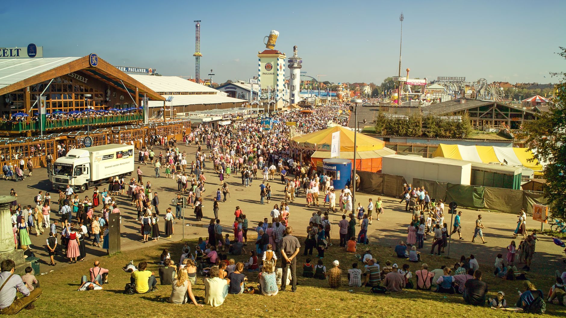 En stor folkmassa samlas utanför öltälten på Oktoberfest i München.