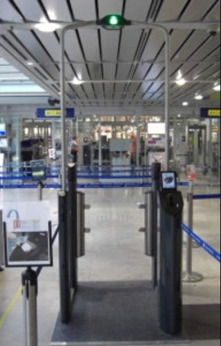 Automatiska passager genom säkerhetsgrindar på en flygplats